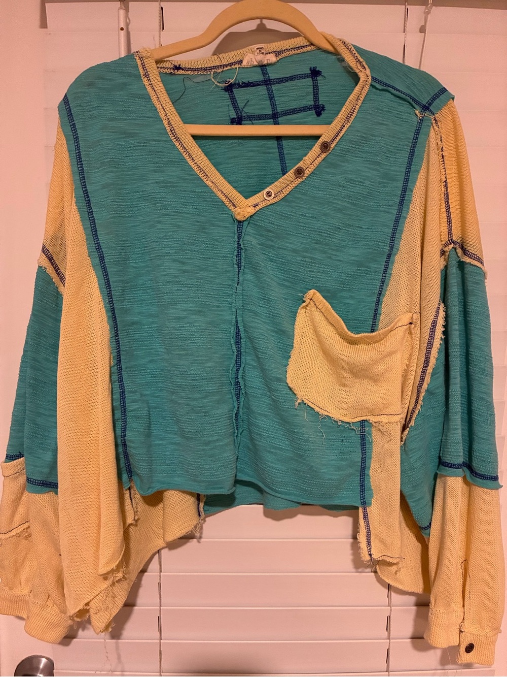 POL Relaxed V-Neck Colorblock Pullover Top in Teal and beige